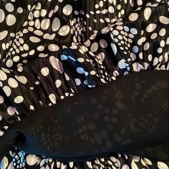 Beautiful silky dress - Picture 8 of 9